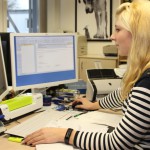 Anastasia Wermers hat im Büro alles im Griff. | Foto: Jasmin Welker, Energiewende schaffen